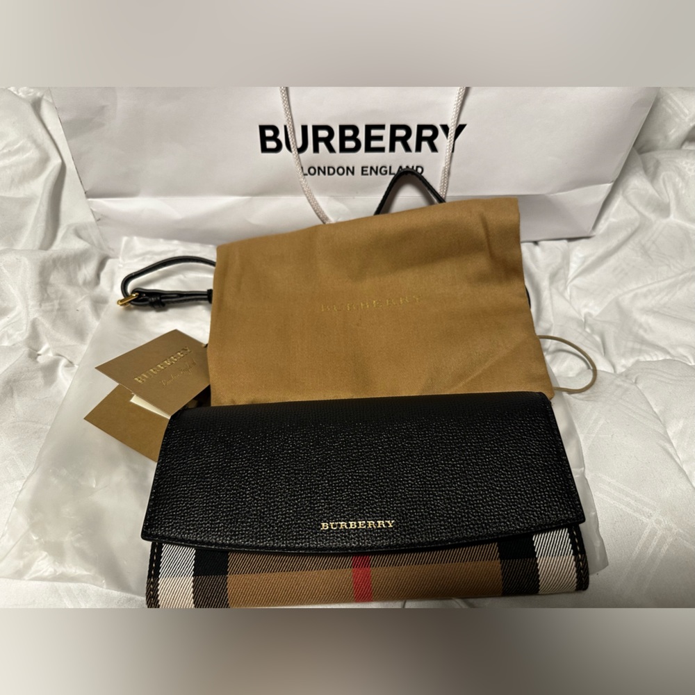 Burberry Henley Wallet On Chain | Authentic | SERIOUS INQ. ONLY